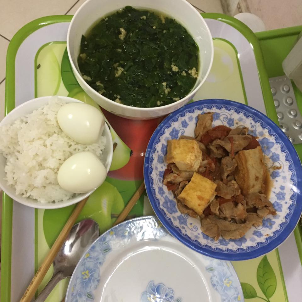 Chị em g&aacute;i như tr&aacute;i cau non, c&ocirc; em sướng nhất vịnh Bắc Bộ được chị g&aacute;i nấu cho cơm ở cữ ngon ph&aacute;t th&egrave;m - Ảnh 9.