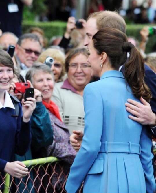 Chẳng bao giờ nắm tay nhau nơi công cộng nhưng Hoàng tử William lại luôn có hành động này với vợ - Ảnh 11.