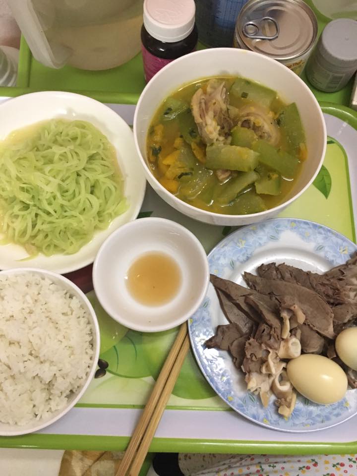 Chị em g&aacute;i như tr&aacute;i cau non, c&ocirc; em sướng nhất vịnh Bắc Bộ được chị g&aacute;i nấu cho cơm ở cữ ngon ph&aacute;t th&egrave;m - Ảnh 5.