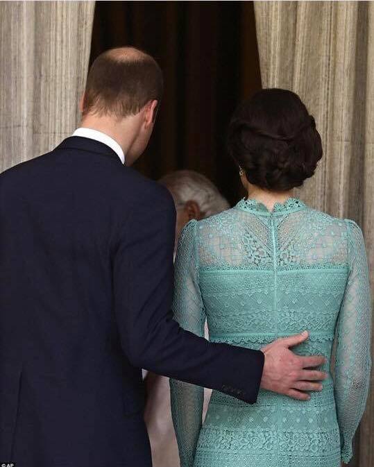 Chẳng bao giờ nắm tay nhau nơi công cộng nhưng Hoàng tử William lại luôn có hành động này với vợ - Ảnh 6.
