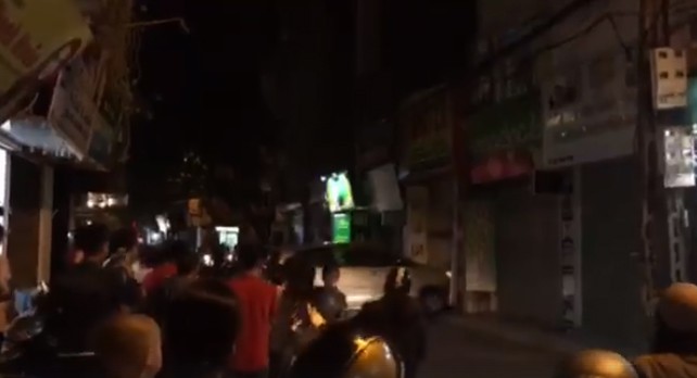 Hà Nội: Người dân hoảng loạn chứng kiến chiếc xe ô tô lao thẳng vào nhà hàng xóm - Ảnh 3.