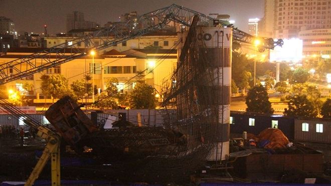 Hà Nội: Hai cần cẩu đổ sập trong đêm tối gây tiếng động lớn, người dân hiếu kỳ chạy đến xem - Ảnh 1. Hà Nội: Hai cần cẩu đổ sập trong đêm tối gây tiếng động lớn, người dân hiếu kỳ chạy đến xem - Ảnh 1.
