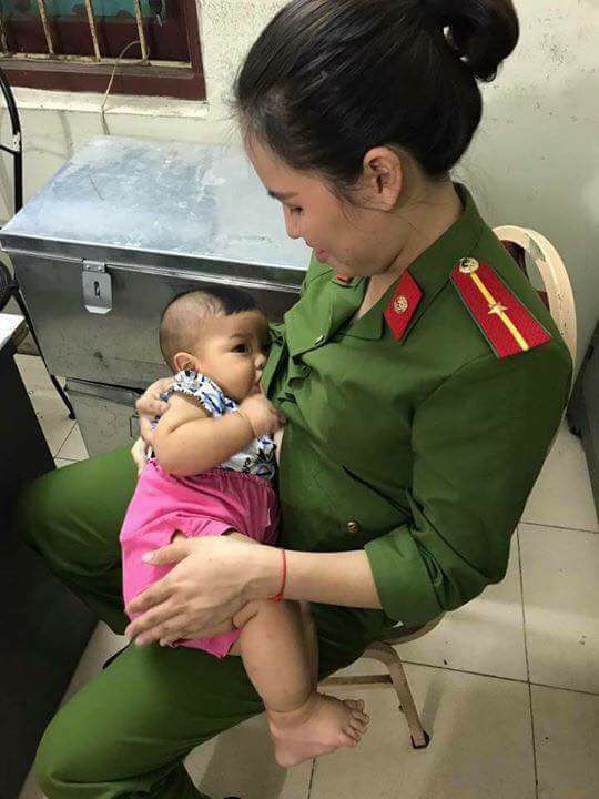 Hà Nội: Bé trai 7 tháng tuổi bị mẹ bỏ rơi ở nhà nghỉ, được nữ chiến sĩ công an cho bú và chăm sóc - Ảnh 1.