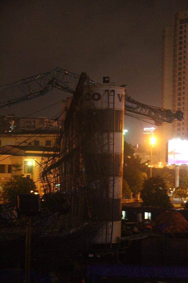 Hà Nội: Hai cần cẩu đổ sập trong đêm tối gây tiếng động lớn, người dân hiếu kỳ chạy đến xem - Ảnh 3. Hà Nội: Hai cần cẩu đổ sập trong đêm tối gây tiếng động lớn, người dân hiếu kỳ chạy đến xem - Ảnh 3.