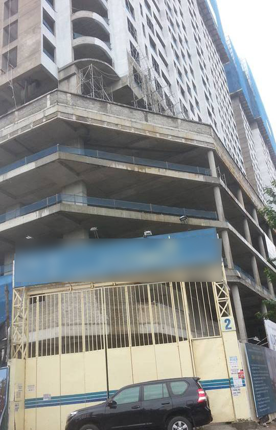 Hà Nội: Thót tim thanh sắt từ trên cao rơi xuống suýt trúng người đi đường - Ảnh 3. Hà Nội: Thót tim thanh sắt từ trên cao rơi xuống suýt trúng người đi đường - Ảnh 3.