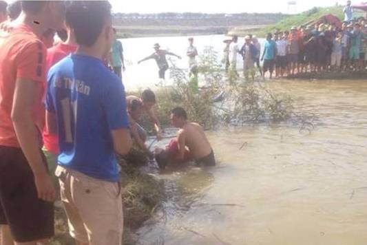 Vụ 5 học sinh nam tử vong khi đi câu ở Hà Nội: Lưỡi câu vẫn mắc vào bàn chân của một nạn nhân - Ảnh 1.