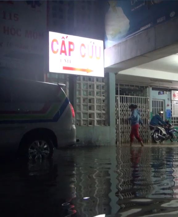Mưa lớn khủng khiếp ở Sài Gòn: Bệnh viện hóa thành sông, bác sĩ mang ủng trực cấp cứu cho bệnh nhân lúc nửa đêm - Ảnh 4.