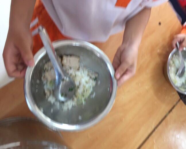 Đối chất vụ bữa ăn đạm bạc tại trường Tiểu học Nam Trung Yên: Hiệu trưởng khẳng định, hình ảnh không thể hiện rõ chất - Ảnh 3.