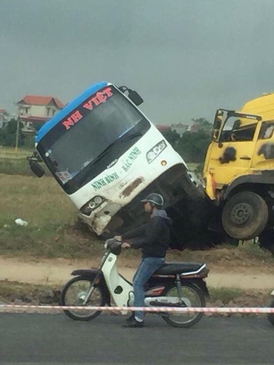 Xe khách bị húc đuôi, hàng chục hành khách bật tung la hét trong xe - Ảnh 6.