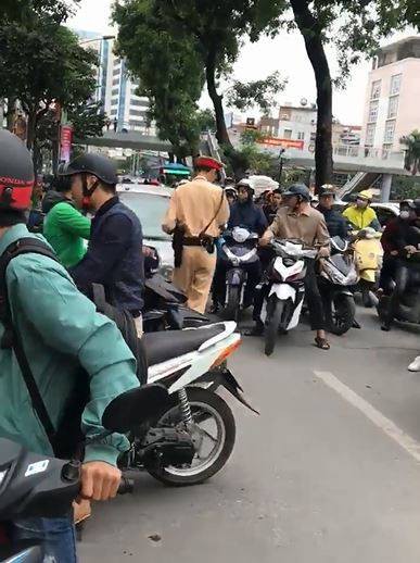 Hà Nội: CSGT yêu cầu dừng xe, nữ tài xế vẫn bình thản lái xe và nói Tôi đang bận, tý quay lại - Ảnh 3.