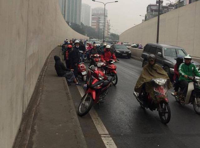 Hà Nội: Cơn mưa phùn bất chợt khiến hàng loạt phụ nữ trẻ em té ngã la liệt trong hầm Kim Liên - Ảnh 5.