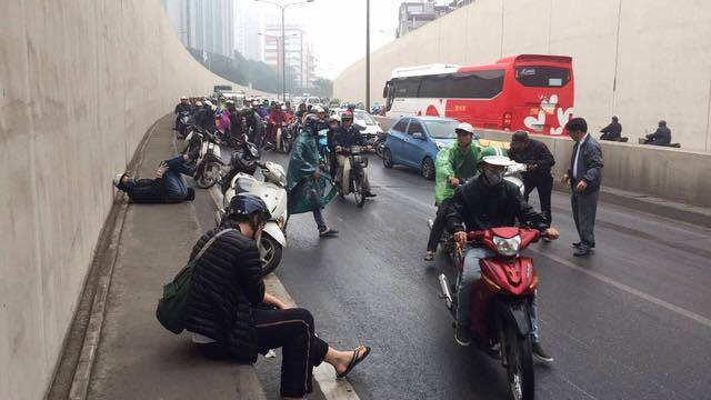 Hà Nội: Cơn mưa phùn bất chợt khiến hàng loạt phụ nữ trẻ em té ngã la liệt trong hầm Kim Liên - Ảnh 8.