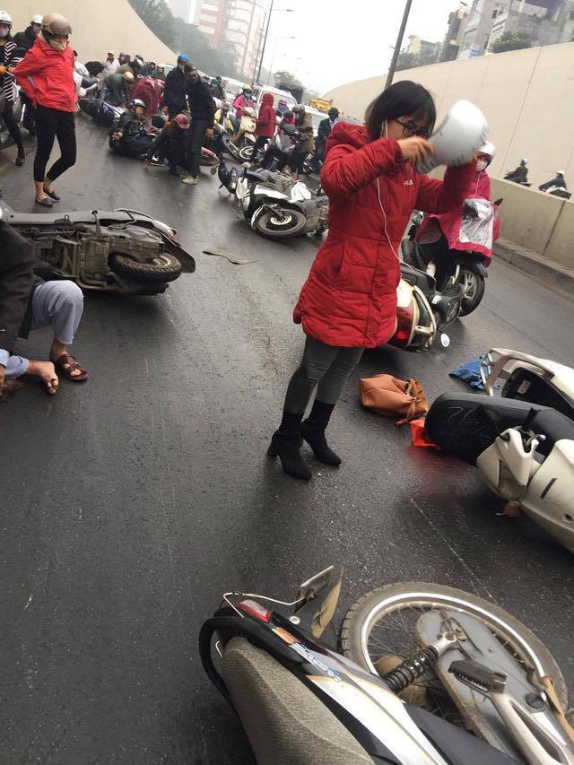 Hà Nội: Cơn mưa phùn bất chợt khiến hàng loạt phụ nữ trẻ em té ngã la liệt trong hầm Kim Liên - Ảnh 10.