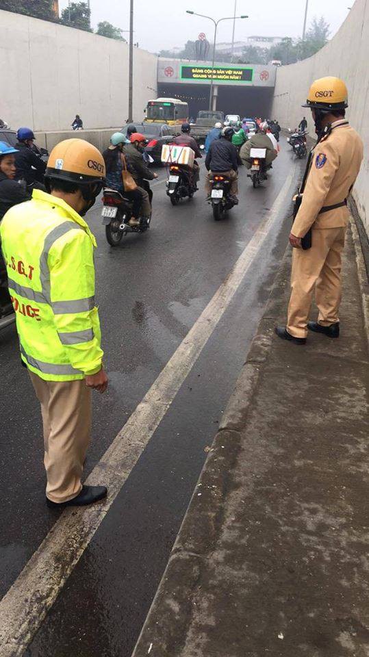 Hà Nội: Cơn mưa phùn bất chợt khiến hàng loạt phụ nữ trẻ em té ngã la liệt trong hầm Kim Liên - Ảnh 11.