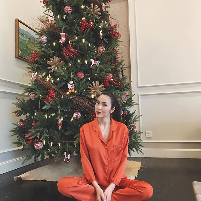 Sao Việt đua nhau diện sắc cam, sắc đỏ “từ trong nhà ra ngoài phố” chào đón mùa lễ hội - Ảnh 13. Sao Việt đua nhau diện sắc cam, sắc đỏ “từ trong nhà ra ngoài phố” chào đón mùa lễ hội - Ảnh 13.