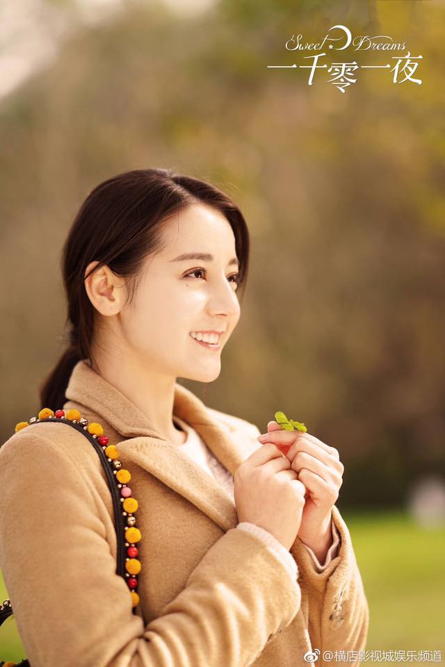 Địch Lê Nhiệt Ba đốn tim fan với cảnh hôn giữa mùa thu vàng rực  - Ảnh 3.