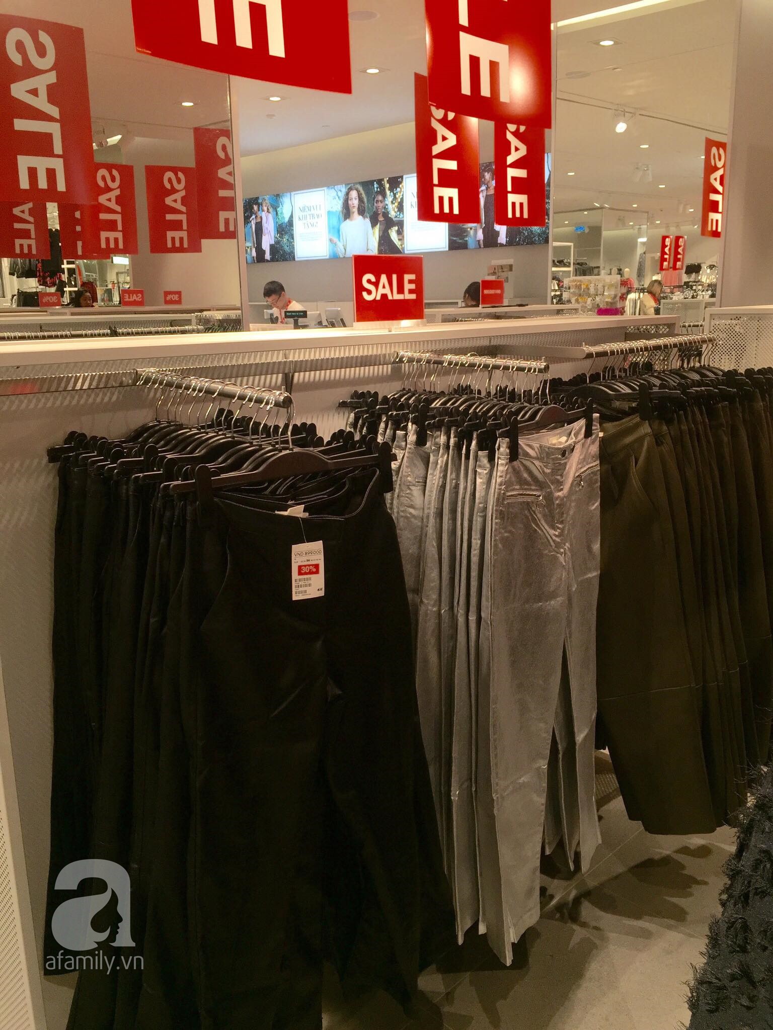 H&M sale 50 nhưng tìm được đồ để mua thì... hơi khó