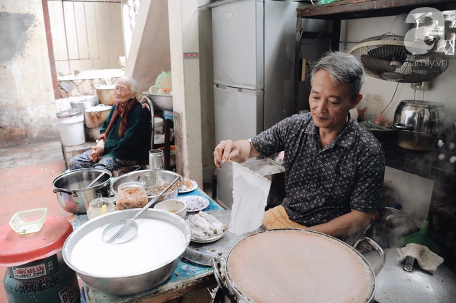 Hàng bánh cuốn già bằng cả đời người, 70 năm tuổi trên phố Thụy Khuê, từ thời bao cấp vẫn giữ giá 10 nghìn/đĩa đầy - Ảnh 21.