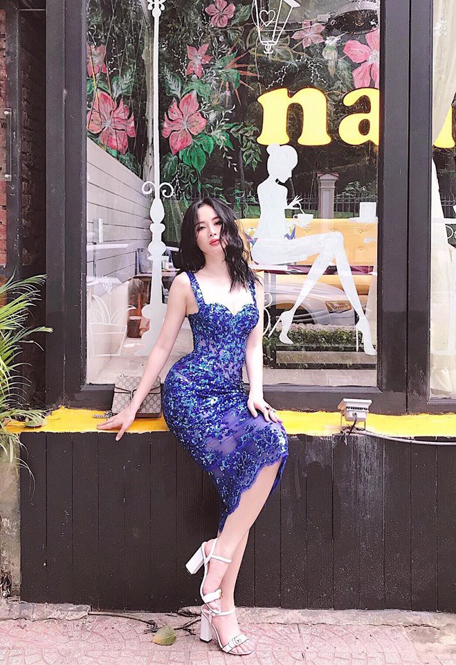 Street style tuần này: Angela Phương Trinh diện váy ôm già chát, Kỳ Duyên nổi bật vì dát hàng hiệu từ đầu tới chân - Ảnh 2. Street style tuần này: Angela Phương Trinh diện váy ôm già chát, Kỳ Duyên nổi bật vì dát hàng hiệu từ đầu tới chân - Ảnh 2.