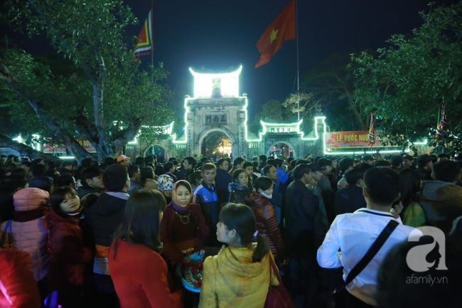 Người dân đứng ngồi vạ vật bên ngoài chờ đến nửa đêm để vào dự lễ phát ấn đền Trần - Ảnh 5.