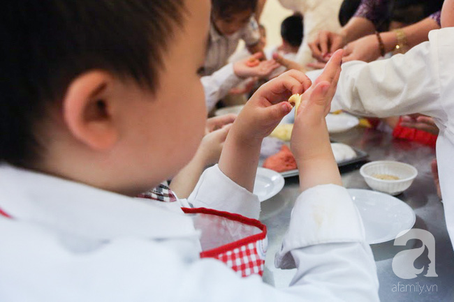Ngắm các bé hào hứng nặn bánh trôi xinh xinh cho ngày Tết Hàn thực - Ảnh 3.