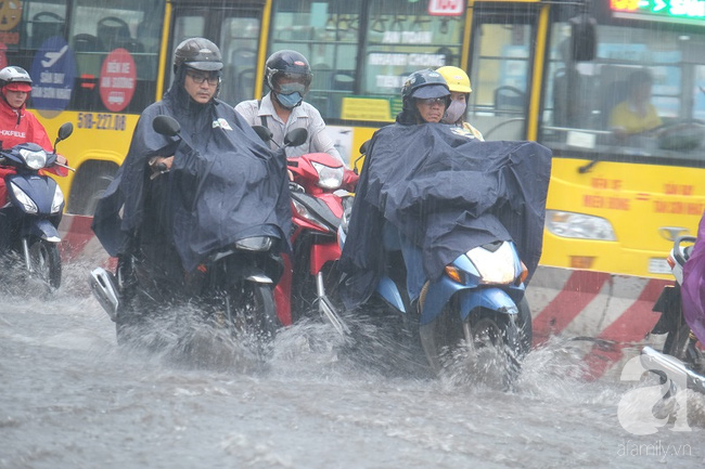 Mưa lớn ngày Cá tháng Tư, người Sài Gòn sũng nước về nhà - Ảnh 2.