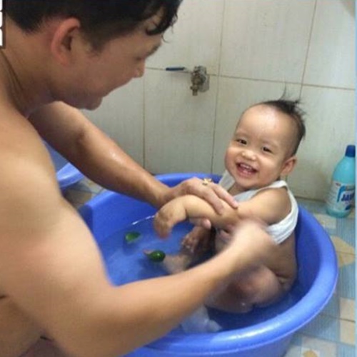 Bố trông con, nghe qua tưởng vụng về, nhưng nhìn mới thấy nghề - Ảnh 2. Bố trông con, nghe qua tưởng vụng về, nhưng nhìn mới thấy nghề - Ảnh 2.