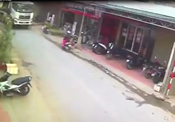 Hà Nội: Tài xế xe bồn bị tố cố tình đánh lái suýt giết chết 2 mẹ con - Ảnh 2.