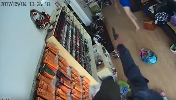 Hà Nội: Bà chủ tiệm nail đuổi đánh tên cướp dùng súng giả xông vào nhà yêu cầu đưa tài sản - Ảnh 1.