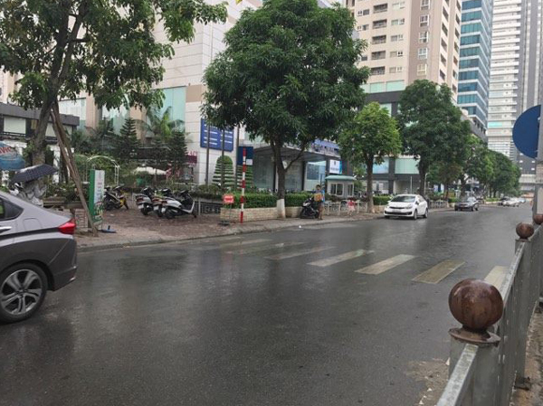 Trung tâm Hà Nội bất ngờ xuất hiện mưa lúc giữa trưa khiến nhiều người háo hức - Ảnh 2.