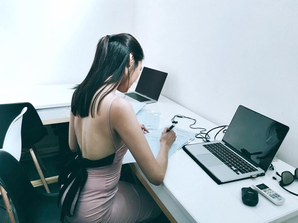 Sao Việt giờ chỉ th&iacute;ch để t&oacute;c đen thẳng su&ocirc;n d&agrave;i giống c&aacute;c b&agrave; c&aacute;c mẹ ng&agrave;y xưa - Ảnh 15.