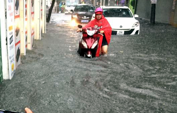Ảnh hưởng của hoàn lưu bão số 2, Hà Nội mưa lớn, nhiều khu phố đã bị ngập - Ảnh 6.