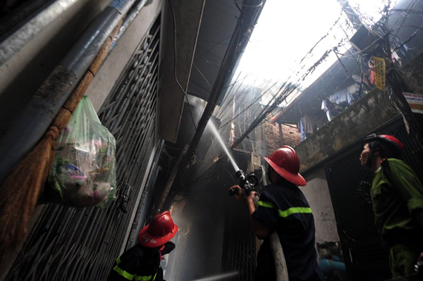 Những nguyên tắc vàng để thoát khỏi đám cháy tại nhà dân sau 2 vụ hỏa hoạn khiến 6 người chết tại Hà Nội - Ảnh 4.