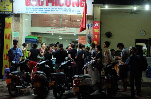 Hà Nội: Nửa đêm, hàng trăm người dân vẫn xếp hàng dài, chờ đợi hơn 30 phút để mua bánh Trung thu - Ảnh 4.