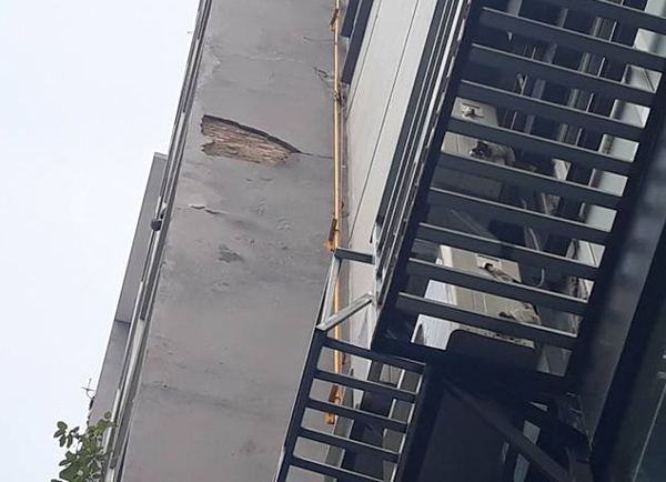 Hà Nội: Cư dân sợ hãi khi mảng tường chung cư bất ngờ rơi xuống từ tầng 4 - Ảnh 3.