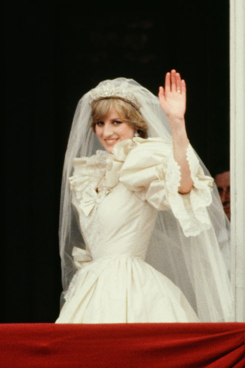 Những bí mật chưa từng được công bố chính thức về chiếc váy cưới huyền thoại của Công nương Diana - Ảnh 3.