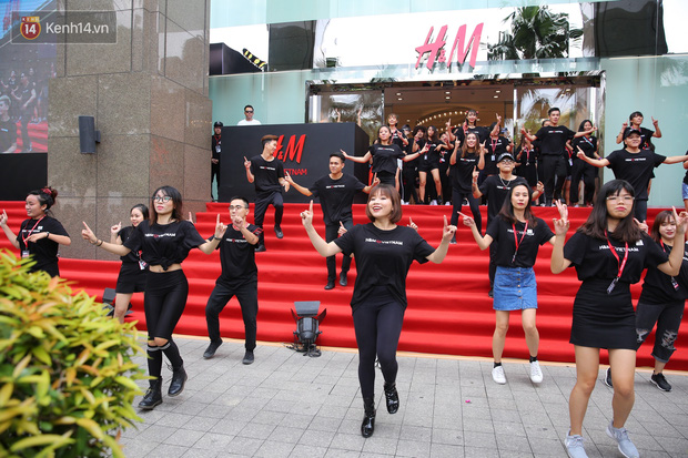 H&M Việt Nam đã chính thức mở cửa: Đông tới nỗi bên ngoài kẹt cứng, bên trong loạn lạc - Ảnh 18.