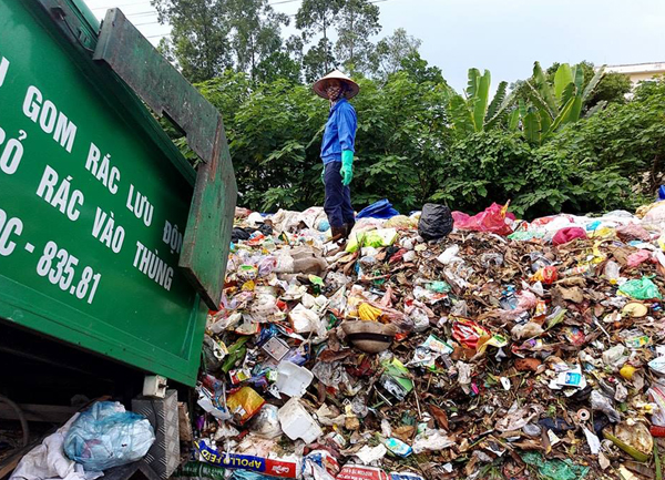 Hà Nội: Nhiều núi rác khổng lồ xuất hiện tại thị xã Sơn Tây khiến người dân sợ hãi - Ảnh 11.
