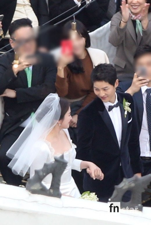 Giây phút chú rể Song Joong Ki và bố bật khóc trong lễ cưới gây xúc động - Ảnh 4.