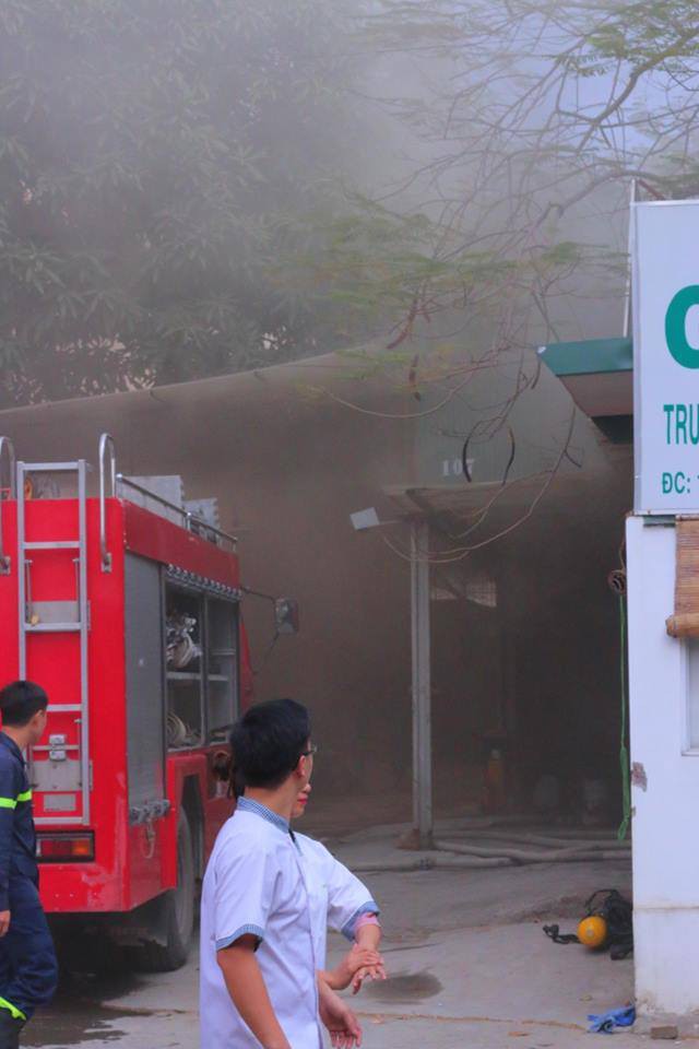 Hà Nội: Cháy lớn ở garage ô tô trên đường Ngụy Như Kon Tum, khói đen bốc lên nghi ngút, từ xa cũng nhìn thấy - Ảnh 8.