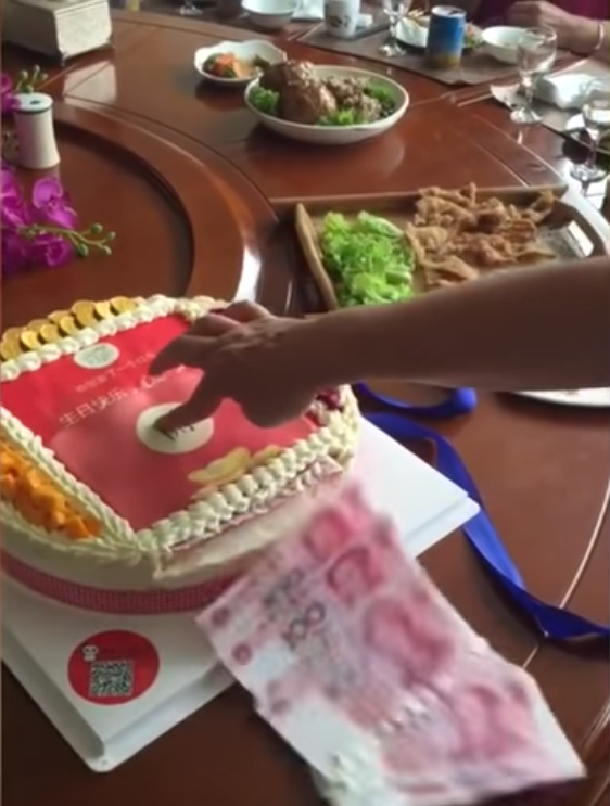 Nịnh mẹ chồng, nàng dâu làm bánh sinh nhật nhả ra tiền độc  nhất vô nhị - Ảnh 5.