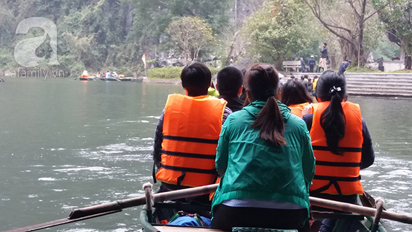 Bất chấp nguy hiểm, người lớn, trẻ nhỏ không mặc áo phao khi qua sông ở KDL Tràng An - Ảnh 11.