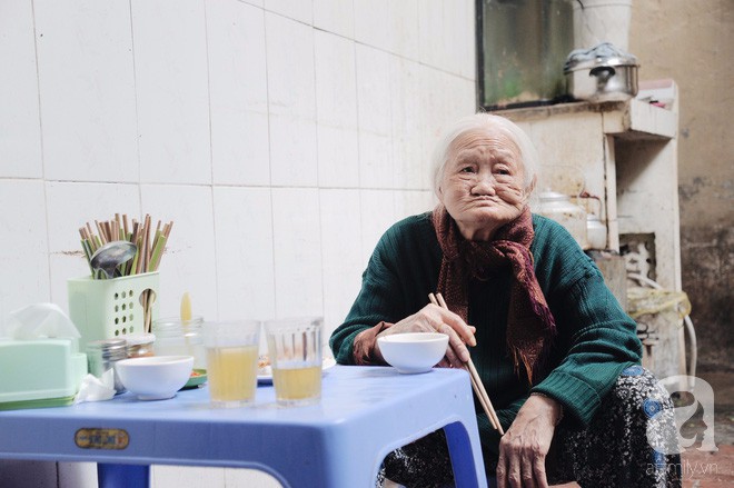 Hàng bánh cuốn già bằng cả đời người, 70 năm tuổi trên phố Thụy Khuê, từ thời bao cấp vẫn giữ giá 10 nghìn/đĩa đầy - Ảnh 22.