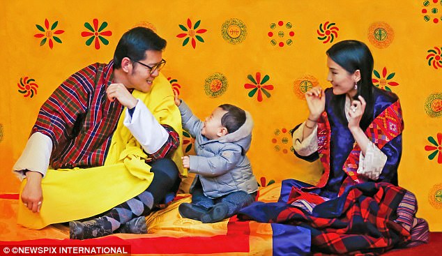 Hoàng tử bé của xứ sở hạnh phúc Bhutan mới đó đã lớn và bảnh trai như thế này rồi đây - Ảnh 6.