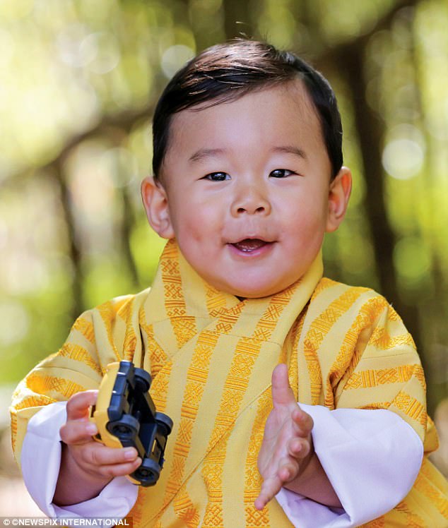 Hoàng tử bé của xứ sở hạnh phúc Bhutan mới đó đã lớn và bảnh trai như thế này rồi đây - Ảnh 5.