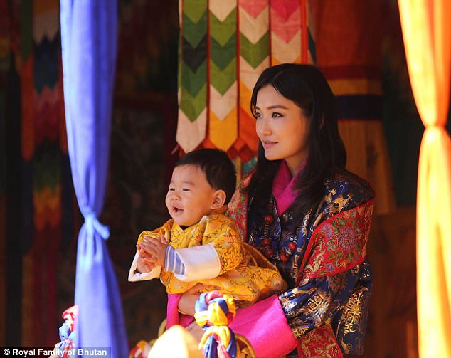 Hoàng tử bé của xứ sở hạnh phúc Bhutan mới đó đã lớn và bảnh trai như thế này rồi đây - Ảnh 3.