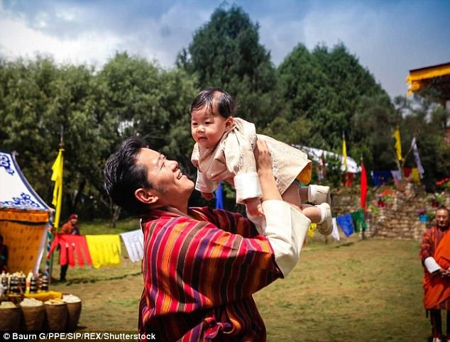 Hoàng tử bé của xứ sở hạnh phúc Bhutan mới đó đã lớn và bảnh trai như thế này rồi đây - Ảnh 4.