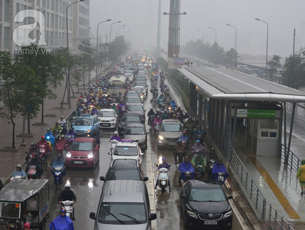 Trời mưa lạnh và sương mù, đường phố Hà Nội tối om, tắc nghẽn dài từ sáng sớm - Ảnh 11.