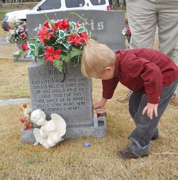 Động lòng hình ảnh anh trai qua năm tháng vẫn ngồi bên nấm mộ kể chuyện cho cậu em sinh đôi - Ảnh 4.