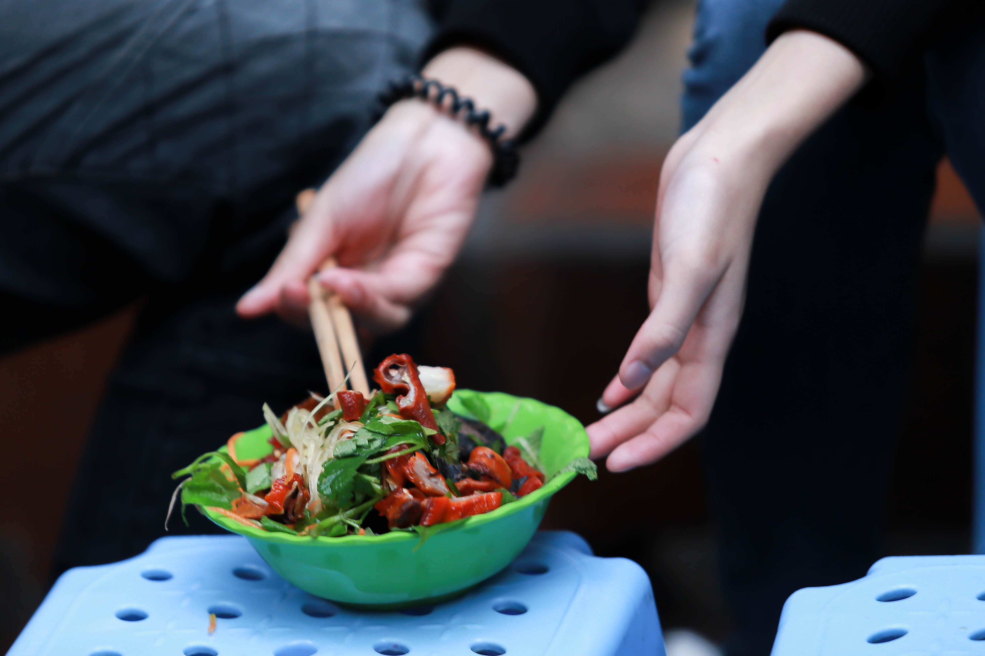 L&ecirc;n phố cổ thưởng thức nộm t&aacute; lả, lắng nghe triết l&yacute; l&agrave;m đủ ăn bền vững, kh&ocirc;ng cần gi&agrave;u của bố gi&agrave; vui t&iacute;nh - Ảnh 4.